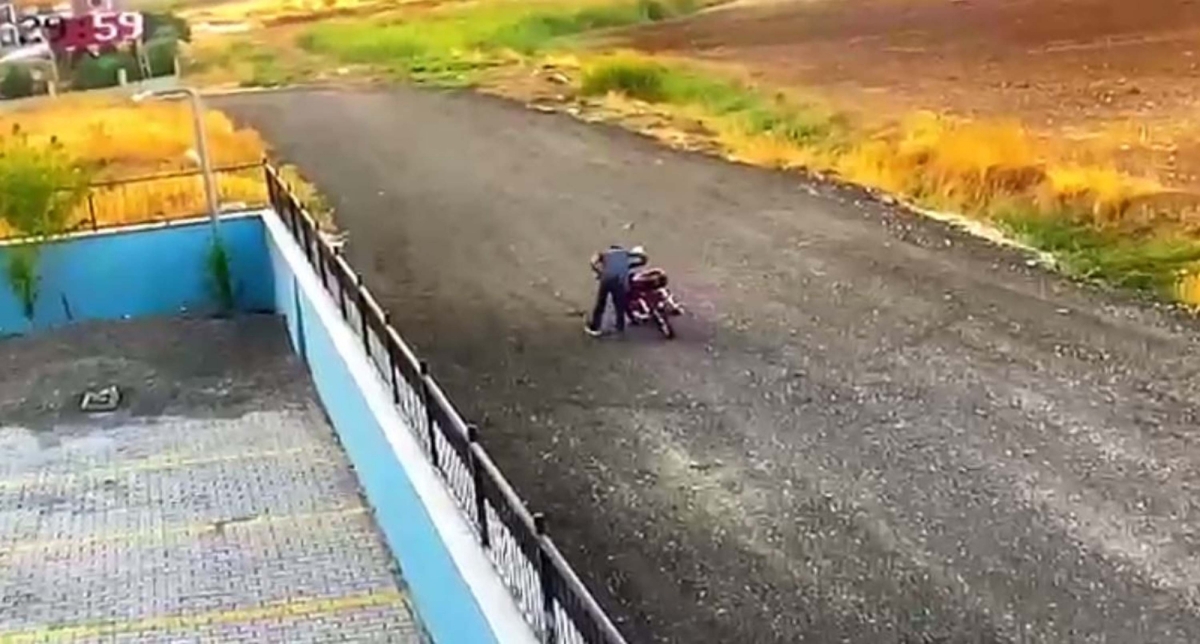 Motosiklet hırsızlığı güvenlik kameralarına yansıdı 