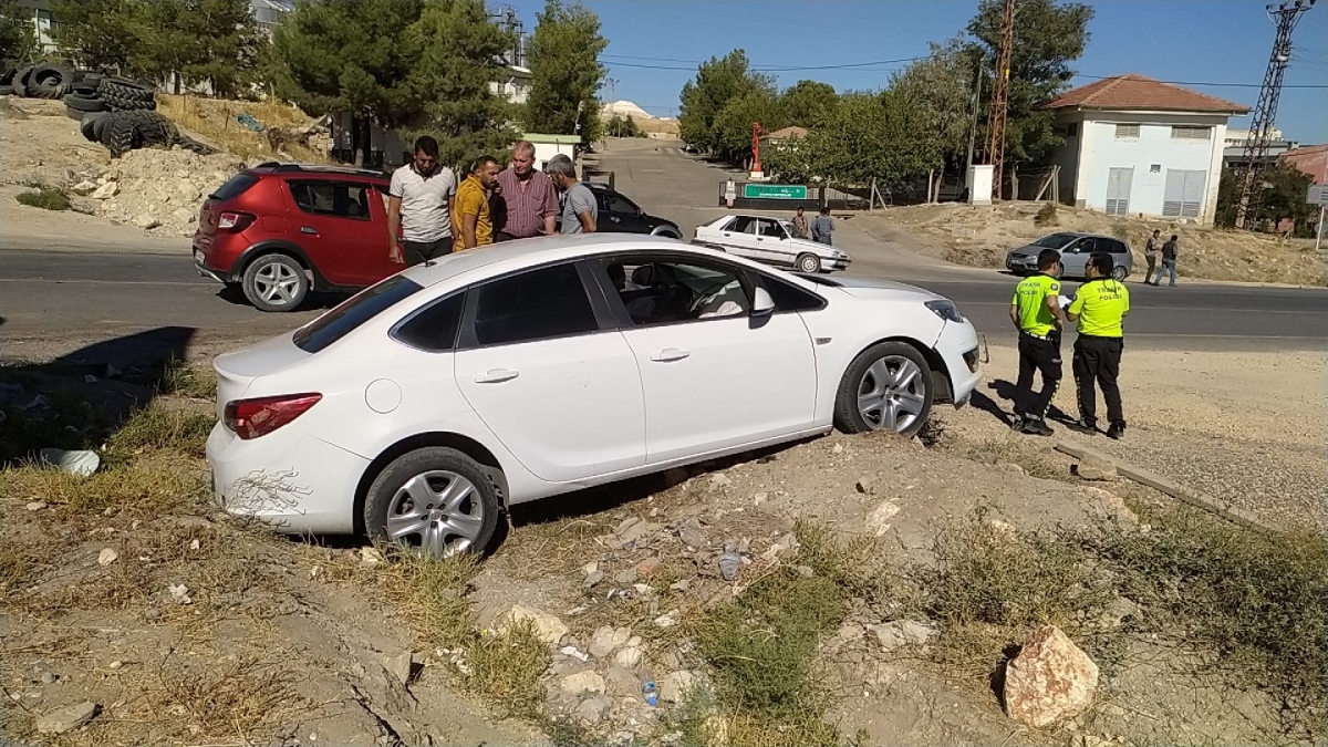 Besni'de iki otomobil çarpıştı: 4 yaralı