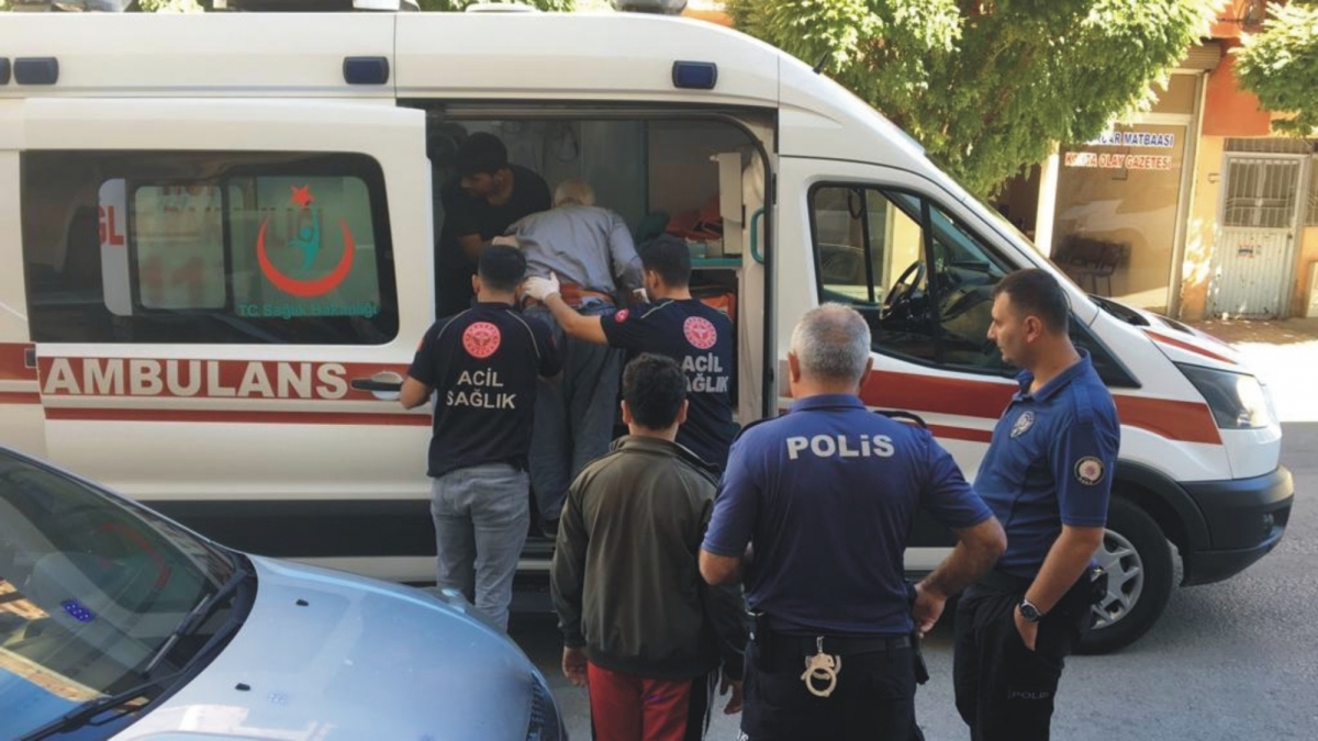 Madde bağımlısı ağabeyi ve babasını bıçakladı