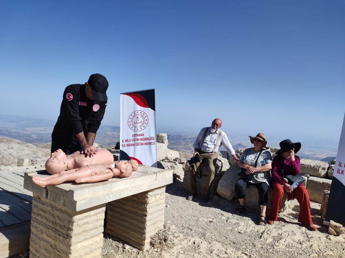 Nemrut Dağı'nda turistlere ilkyardım eğitimİ