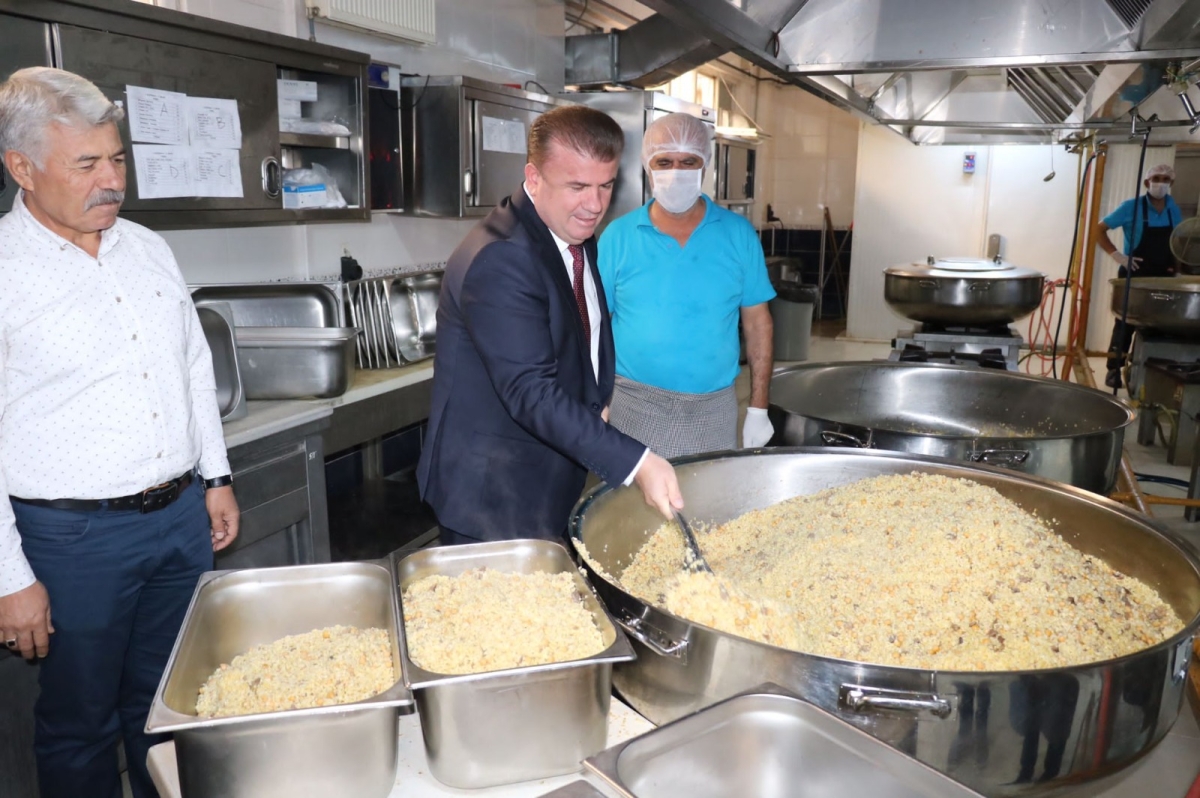 Aşcı, öğrenciler için yemek hazırlanan mutfakta incelemede bulundu