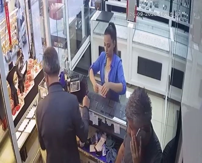 Sahte altınla kuyumcuyu dolandıran Azerbaycan uyruklu kadın sınır dışı edildi - Videolu Haber