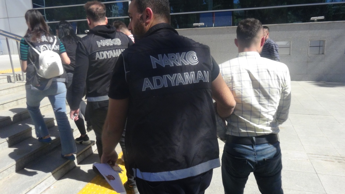 Uyuşturucu ticaretine 1'i kadın 3 kişi adliyeye sevk edildi -