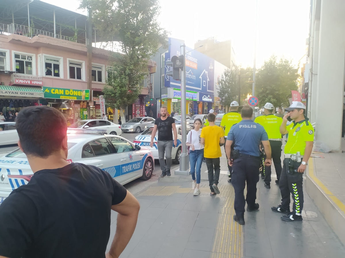 Adıyaman’da yol verme kavgasını büyümeden polis engelledi - Videolu Haber
