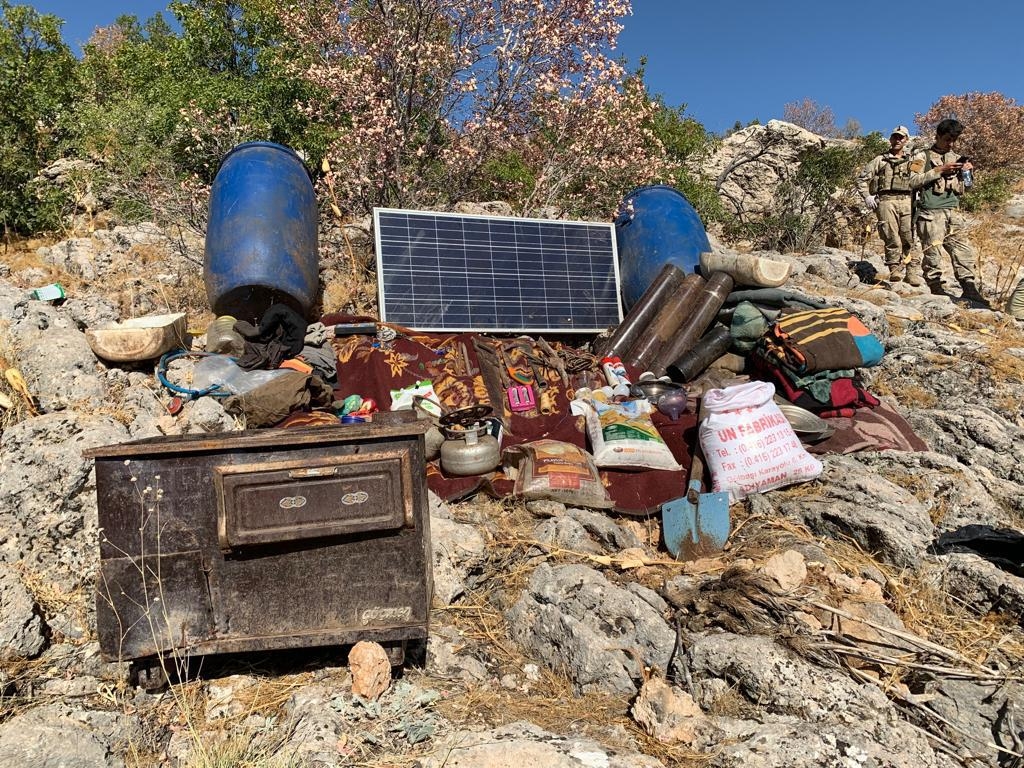 PKK/KCK ait 3 bölgede toprağa gömülü yaşam malzemesi ele geçirildi