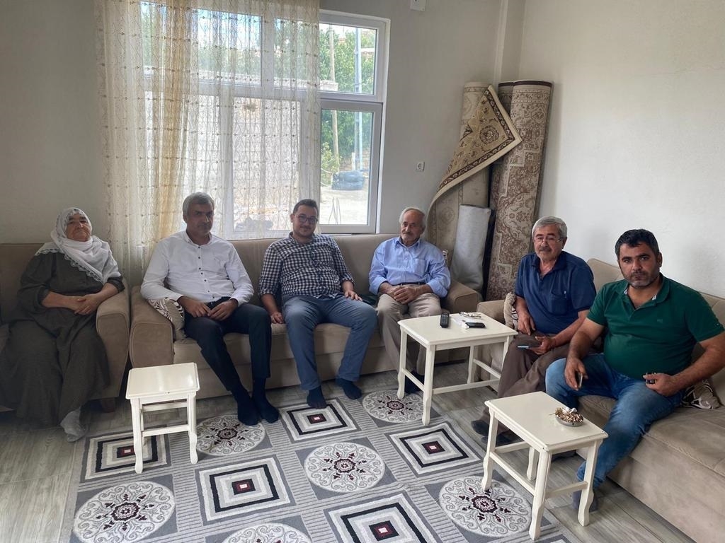 Karahan Tut ilçesinde vatandaşların sorunlarını dinliyor