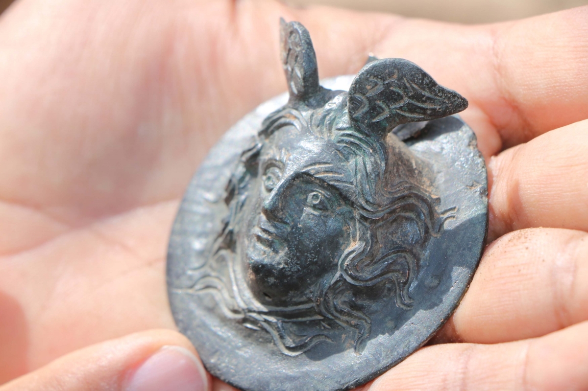 Perre Antik Kenti'nde 1800 yıllık askeri bronz madalya bulundu 