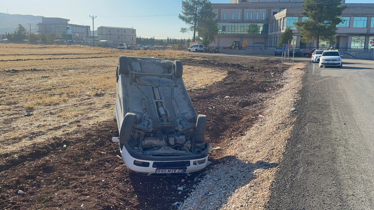 Devrilen otomobildeki sürücü ile eşi yaralandı - Videolu Haber