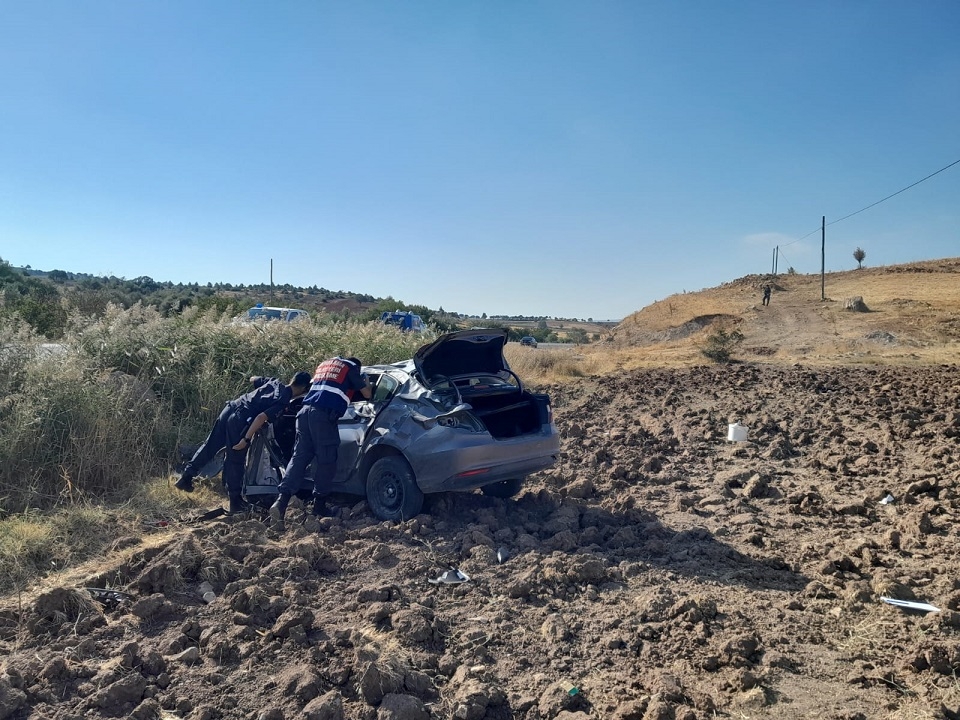Gölbaşı’nda  otomobil şarampole devrildi 1 ölü 1 yaralı - Videolu Haber