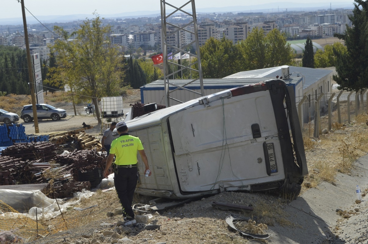 Freni boşalan minibüs şarampole devrildi
