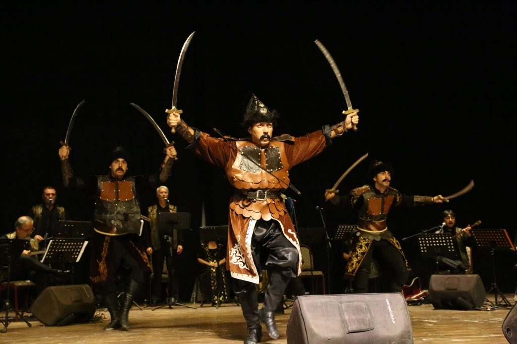 Asya'dan Avrupa'ya Türk dünyası müzik topluluğu konseri beğeni topladı