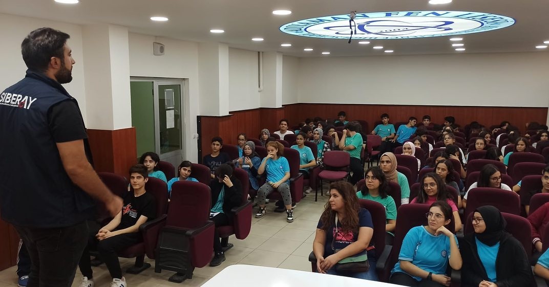 Öğrencilere bilinçli ve güvenli internet kullanımı anlatıldı