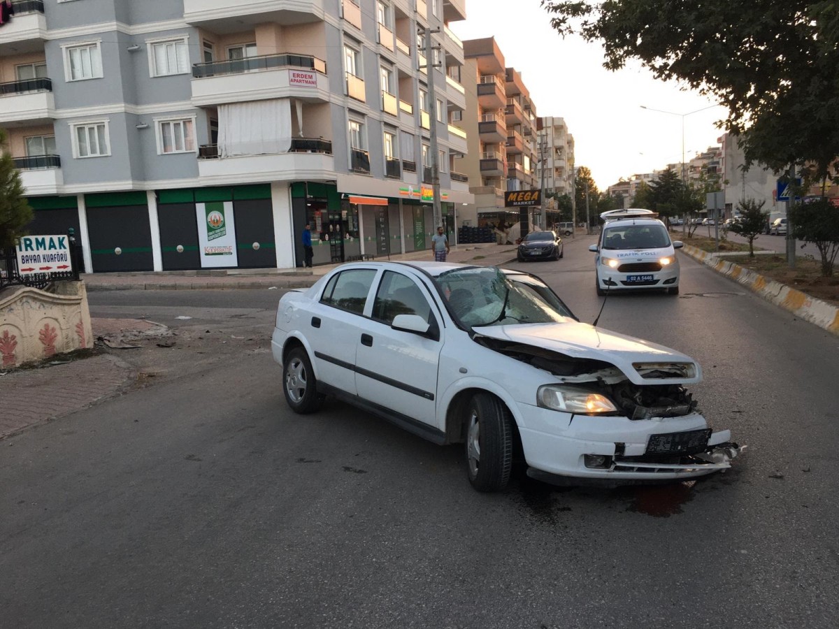 Parkın duvarına çarpan sürücü yaralandı