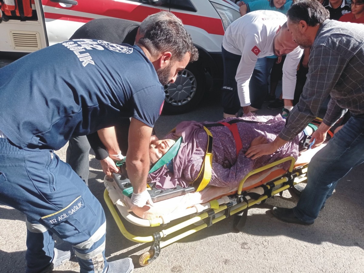 Hafif ticari aracın çarptığı yaya yaralandı