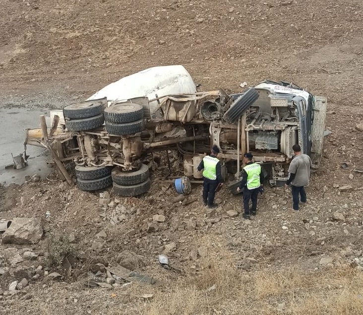 Gerger'de  beton mikser şarampole devrildi 1 ölü