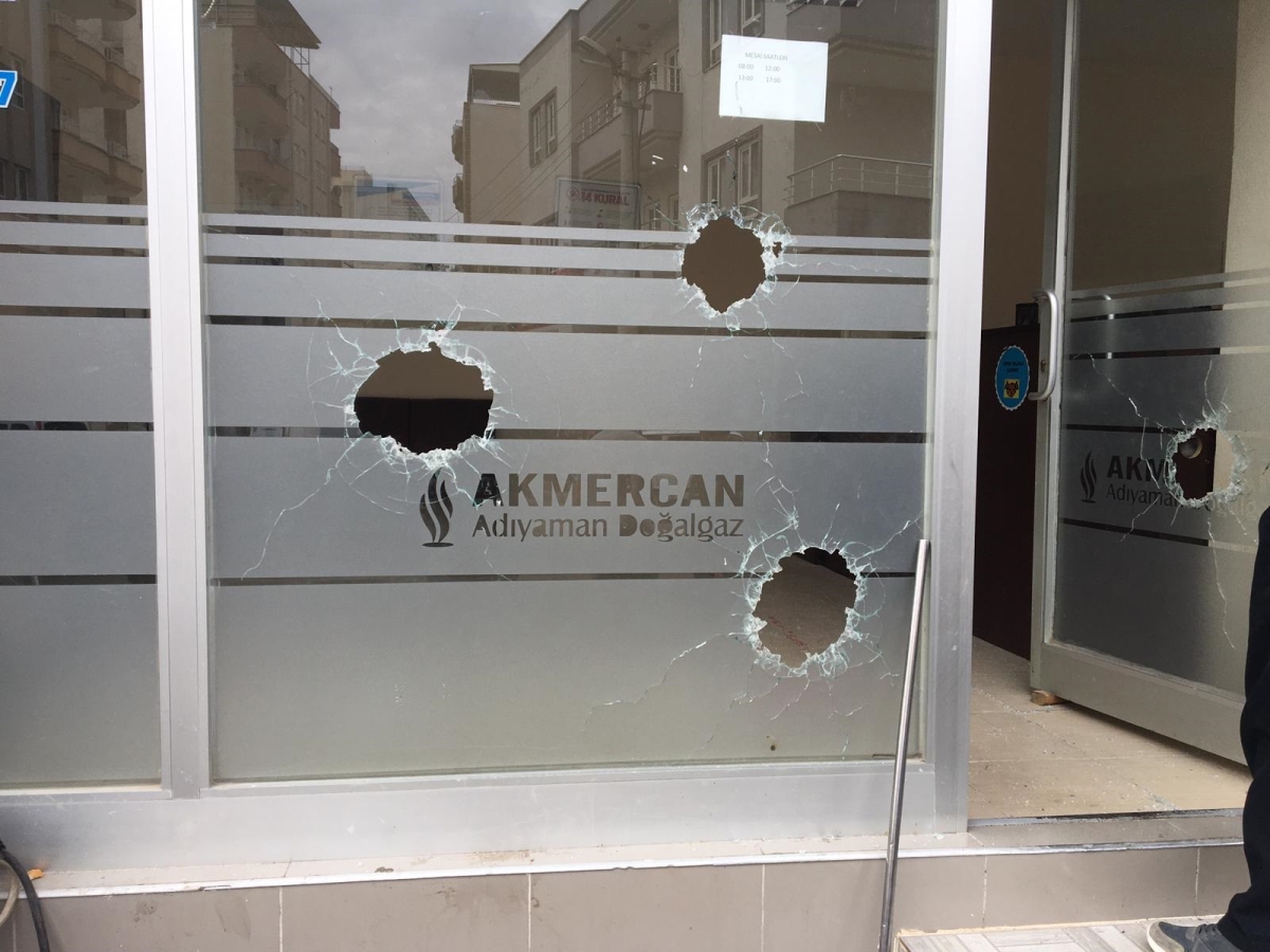 Kahta’da  iş yerine tüfekle ateş açıldı - Videolu Haber