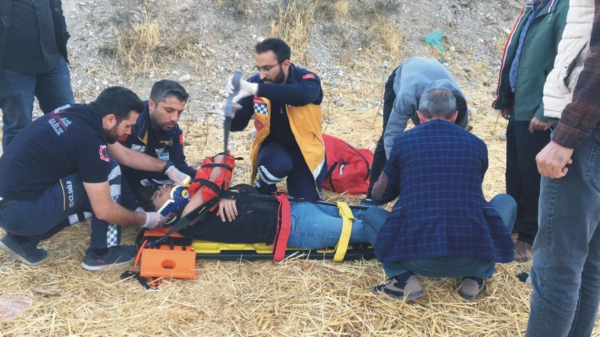 Kahta’da  motosiklet şarampole devrildi 1’i ağır 2 yaralı 