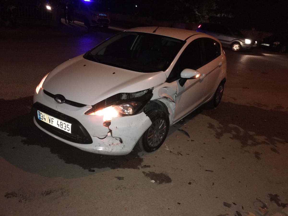 Otomobiller kavşakta çarpıştı 3 yaralı