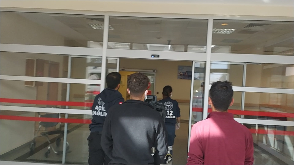Merdivenden düşen yaşlı adam yaralandı