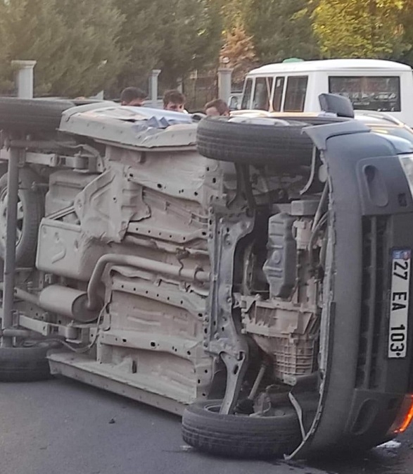 Otomobille çarpışan hafif ticari araç devrildi