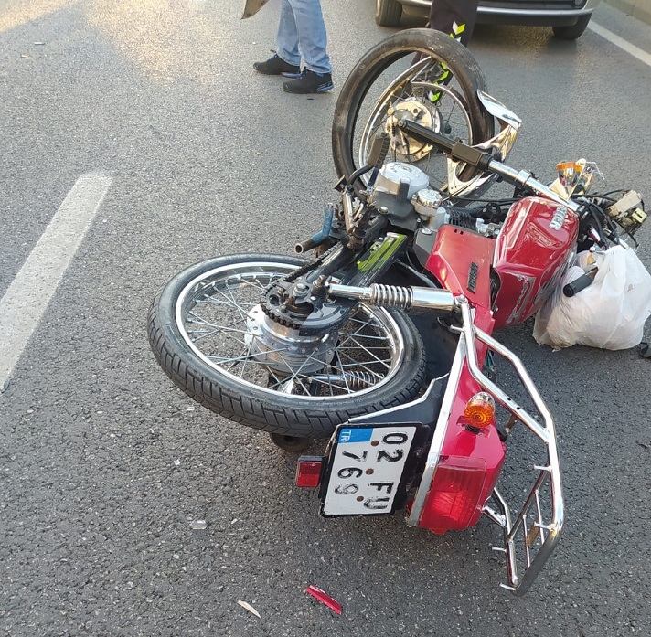 Otomobille çarpışan motosiklet sürücüsü yaralandı