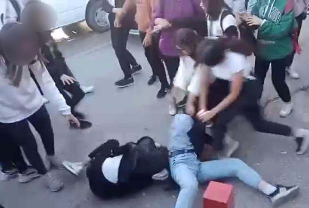 Adıyaman’da kız öğrenciler arasında tekme tokatlı kavga