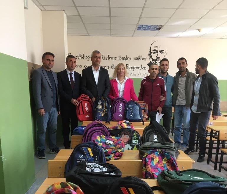 Karahan'dan öğrencilere çanta ve kırtasiye desteği