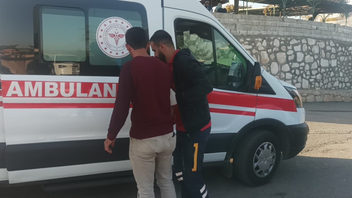 Otomobil türbenin duvarına çarptı 4 yaralı