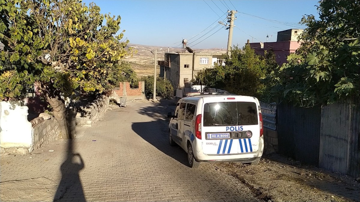 Besni’de silahlı kavgada adliye çıkarılan 15 şüpheliden 2’si tutuklandı