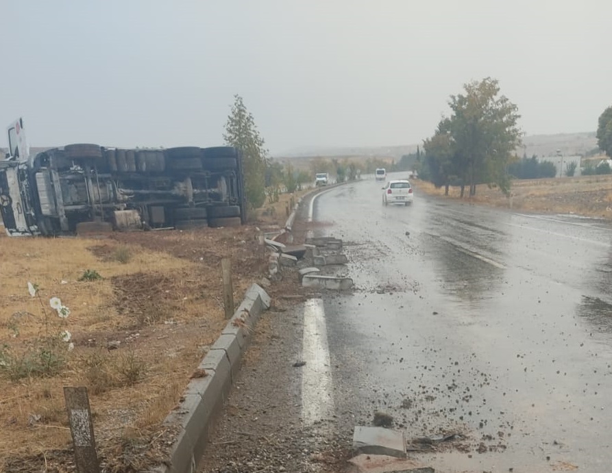 Adıyaman’da devrilen kamyonetin sürücüsü yaralandı