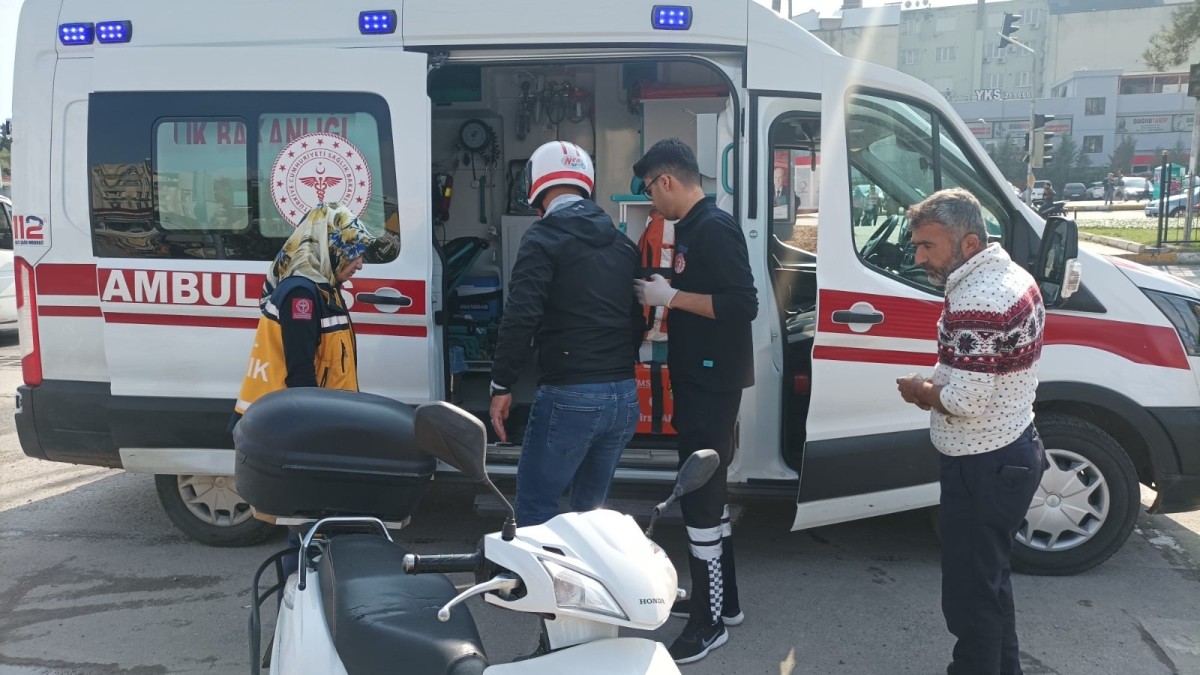Devrilen motosiklet sürücüsü yaralandı