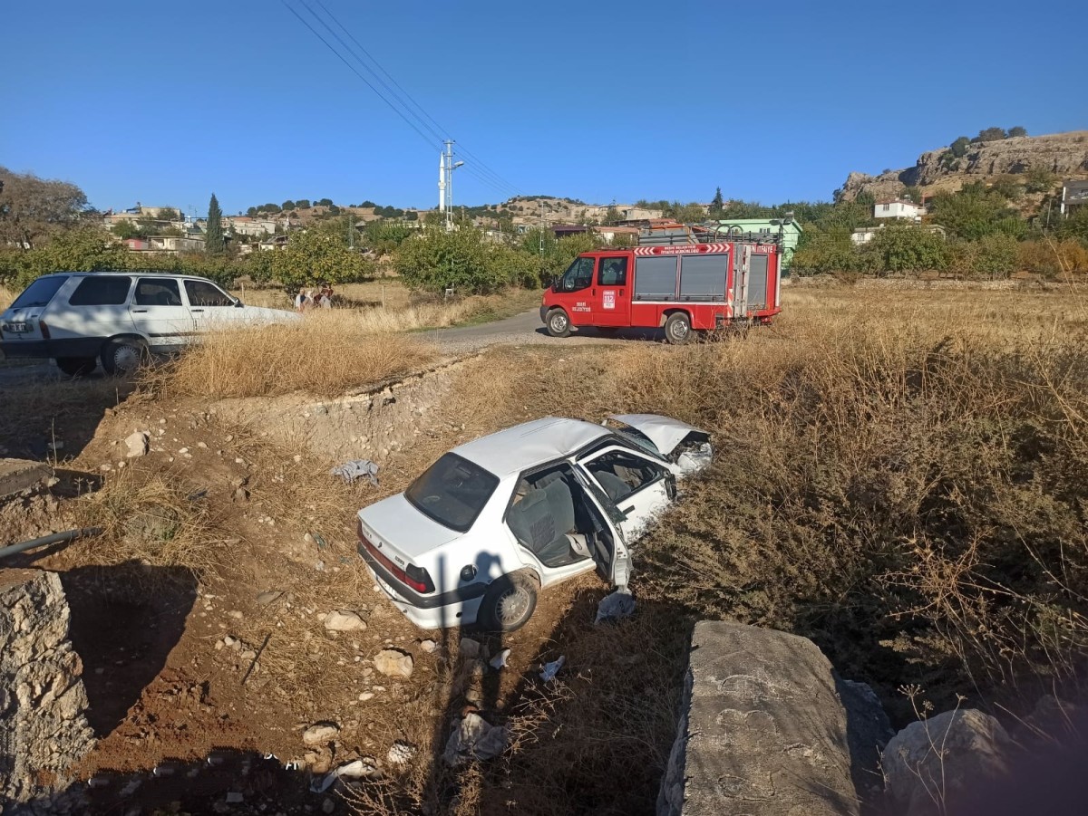 Besni’de otomobil şarampole devrildi: 4 yaralı