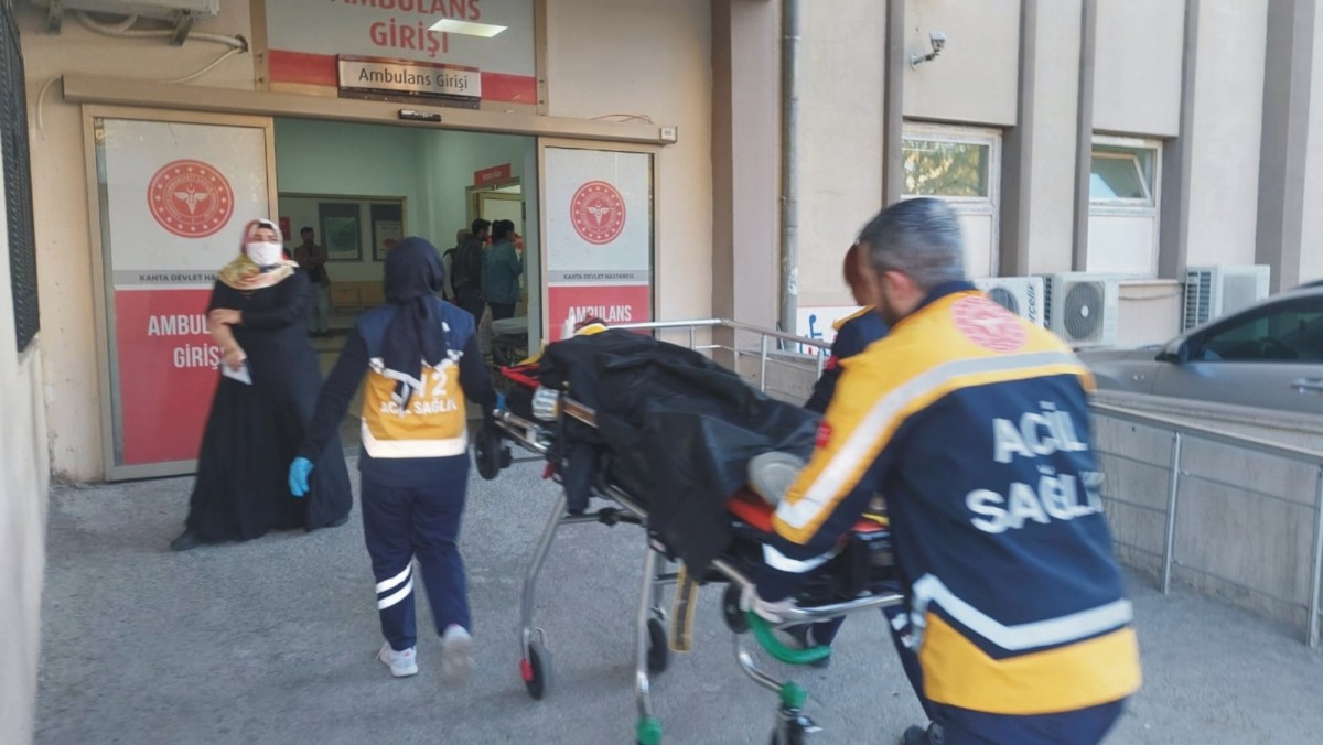 Kahta'da motosiklet şarampole devrildi 2 yaralı