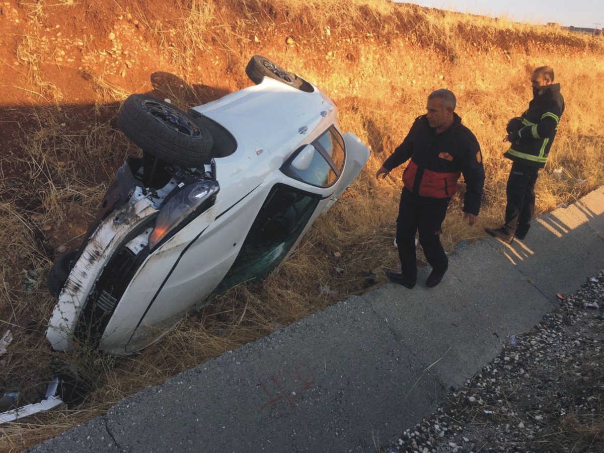 Hafriyat kamyonu ile otomobil çarpıştı: 3 yaralı