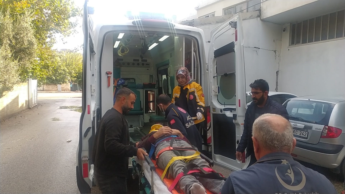 Düşen yük asansöründe yaralandı 