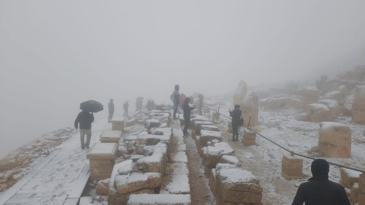 Nemrut Dağı’na yılın ilk karı düştü