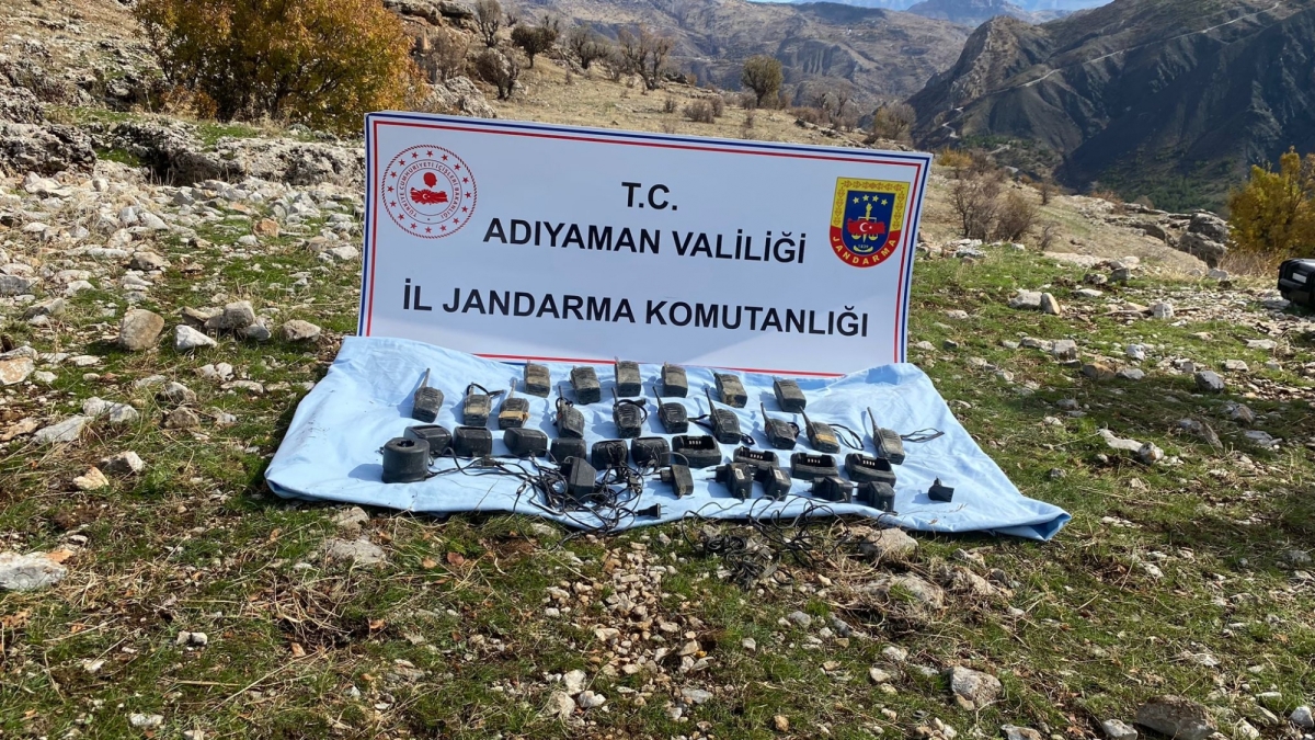 PKK'ya ait telsizler ele geçirildi 