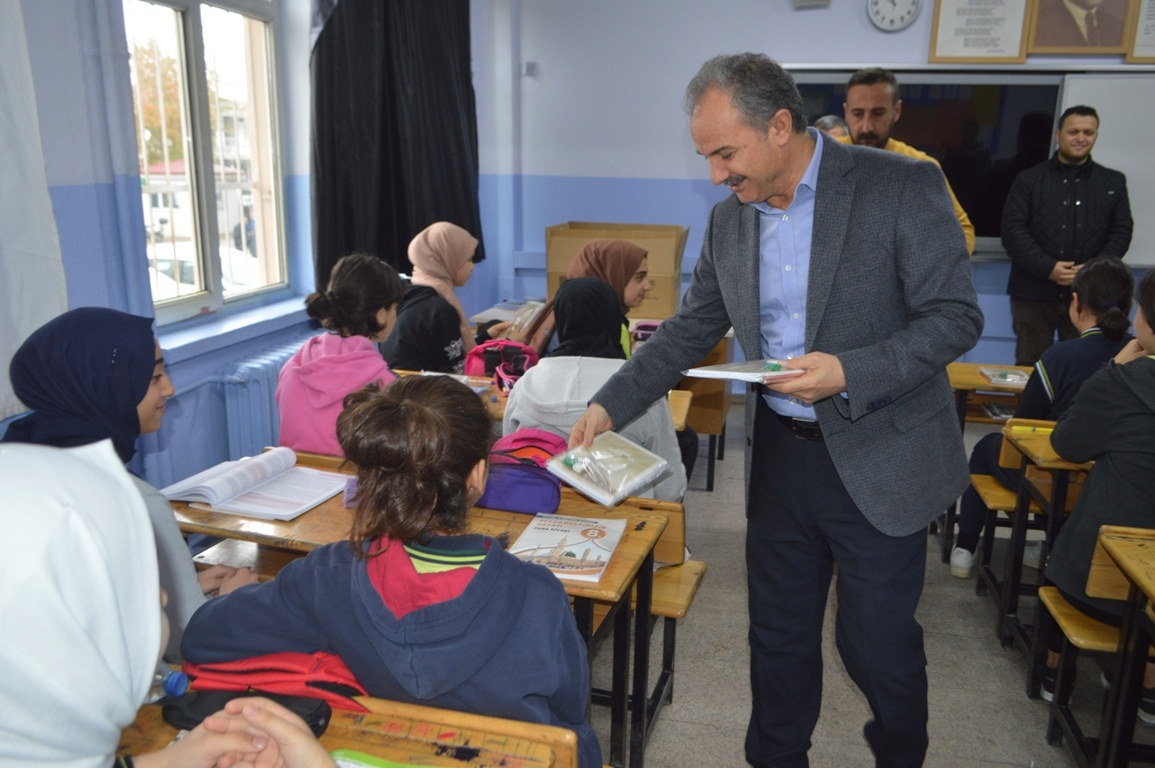Adıyaman belediyesinden öğrencilere kırtasiye yardımı - Videolu Haber