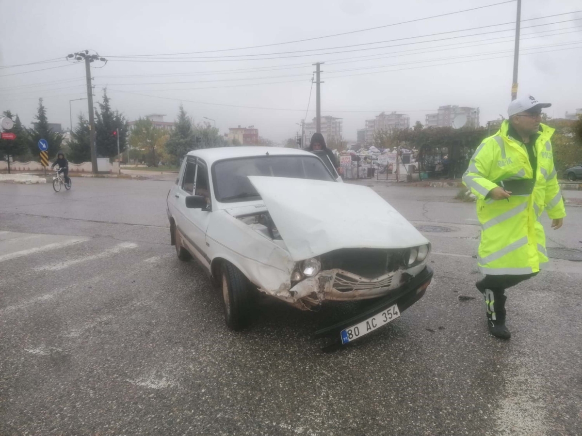 Hafif ticari araçla otomobil çarpıştı 2 yaralı