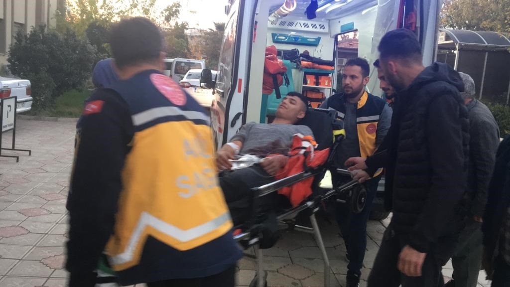Kazayla tüfekten çıkan saçmalarla yaralandı 