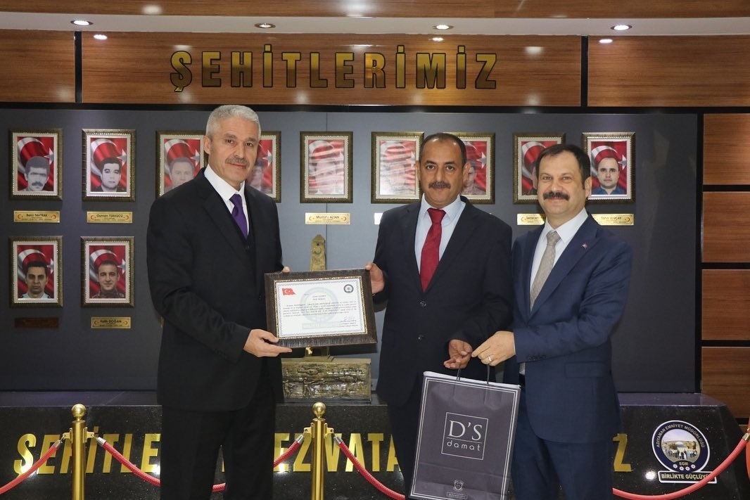 Başarılı polisler ödüllendirildi