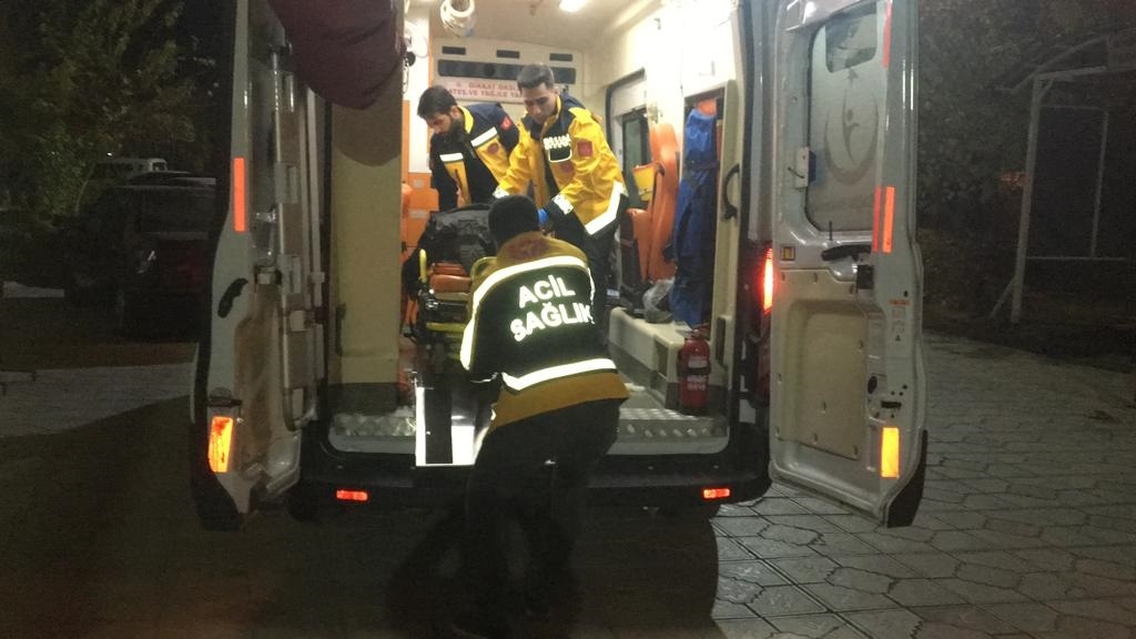 Kahta'da iki grup arasında bıçaklı kavga: 3 yaralı - Videolu Haber