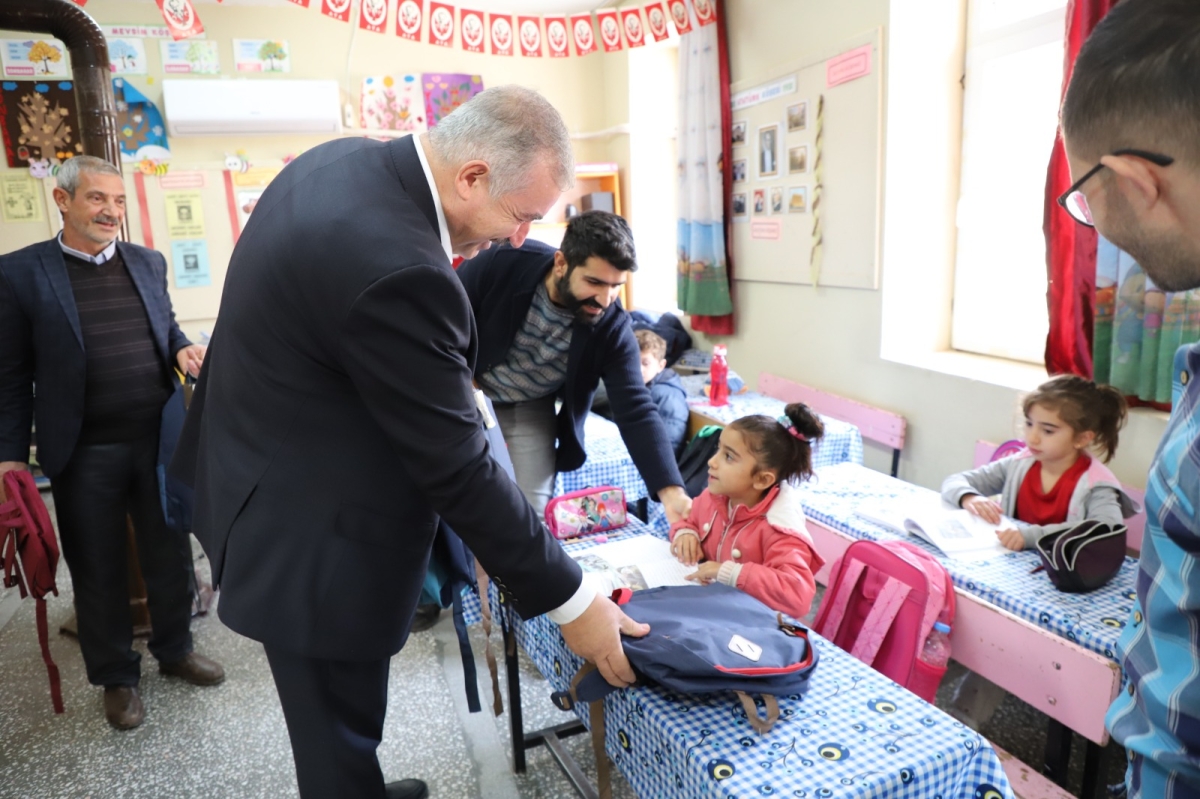 Öğrencilere kırtasiye ve kıyafet yardımı