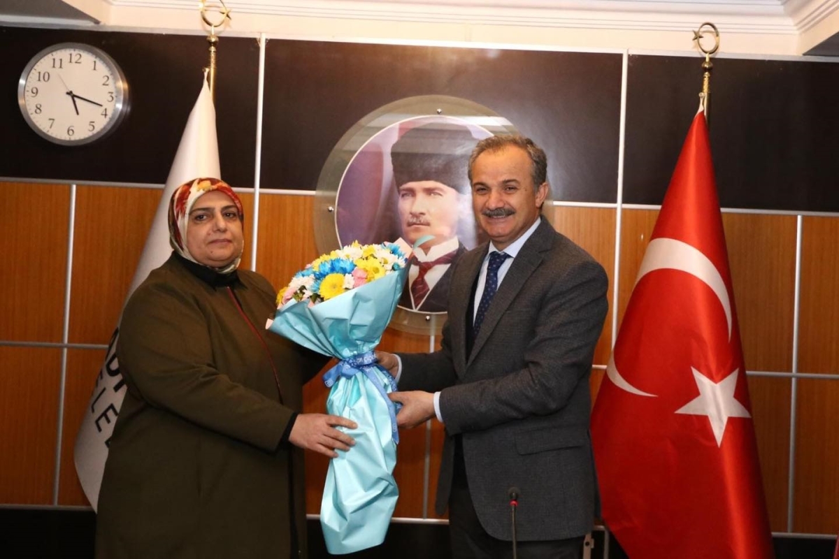 Başkan Kılınç’tan, kadın meclis üyelerine çiçek 