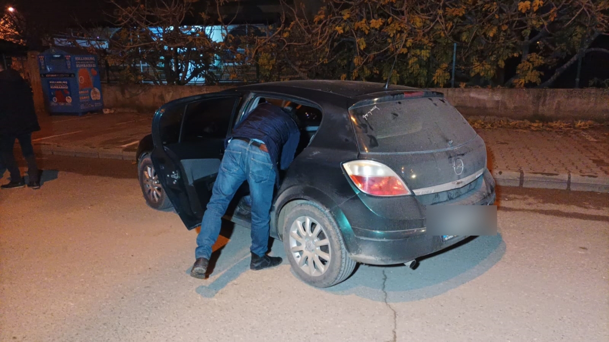 Polisin 'dur' ihtarına uymayarak kaçan otomobilden uyuşturucu çıktı: 3 gözaltı