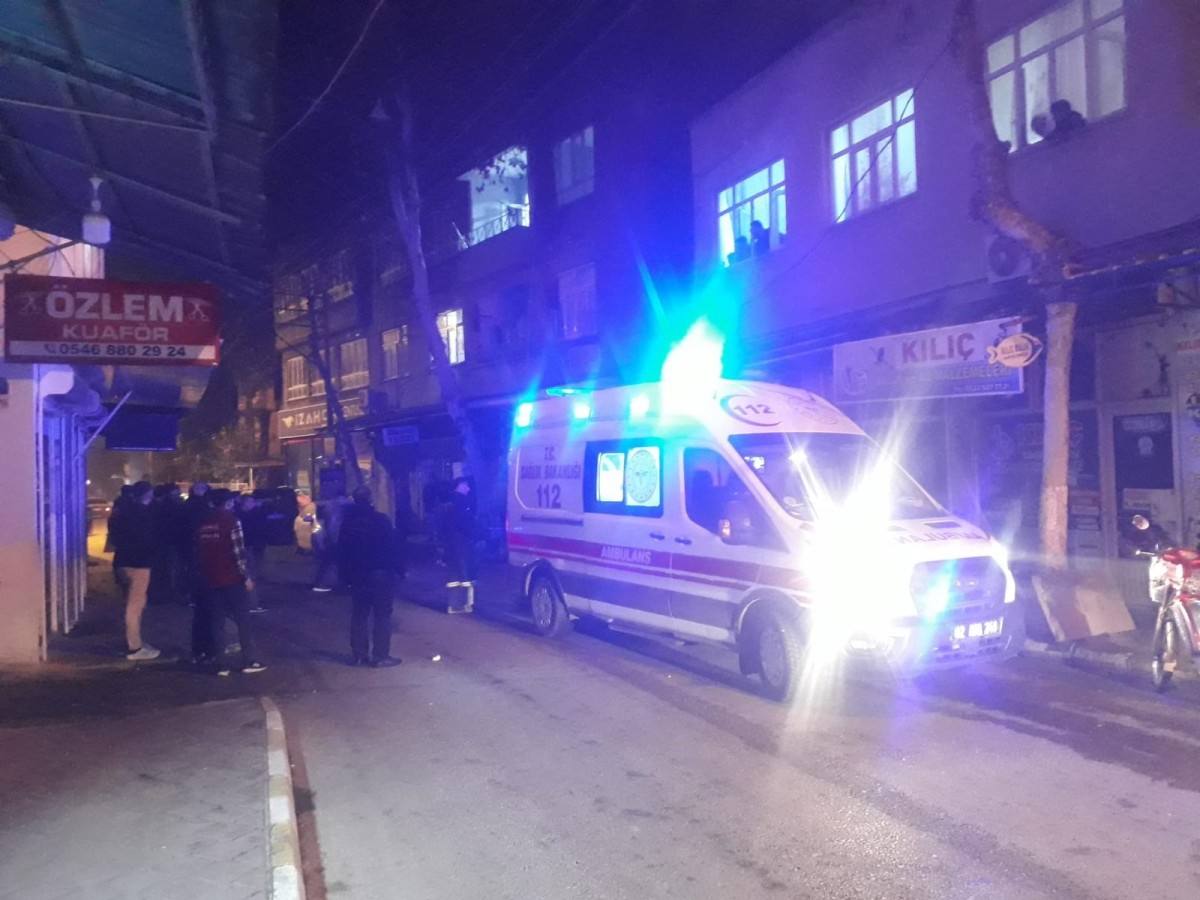İkinci kattan düşen genç yaralandı