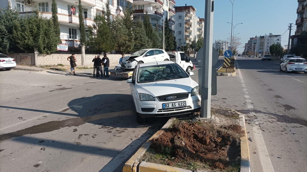 İki otomobil çarpıştı: 2 yaralı