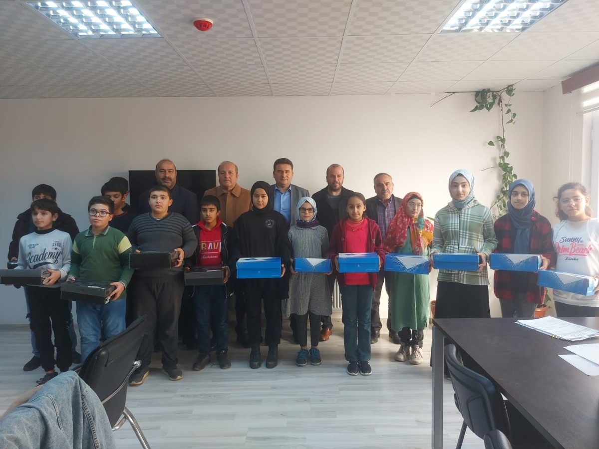 KİMDER’den öğrencilere ayakkabı yardımı