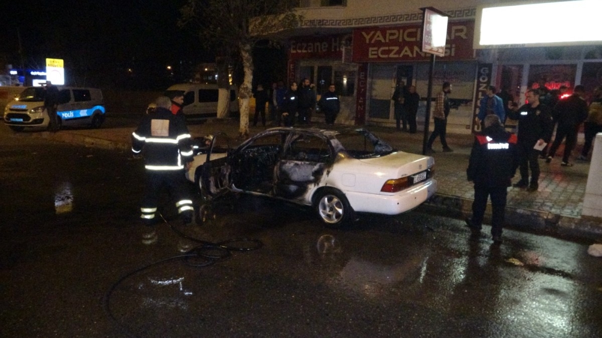 Seyir halindeki otomobil alev alev yandı 
