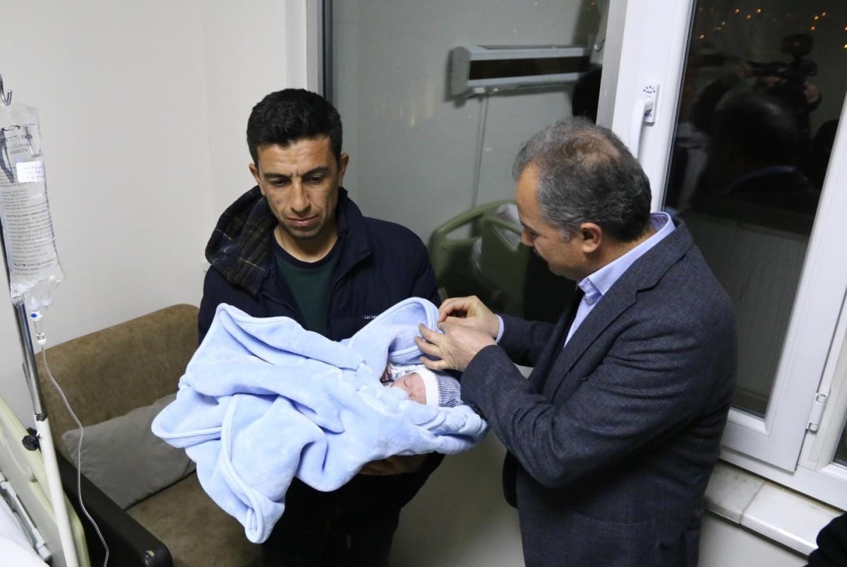 Başkan Kılınç, yılın ilk bebeğini ziyaret etti